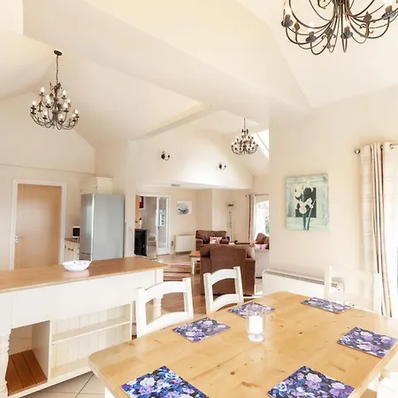 12 Dingle Manor, Stunning 3-bed House Holiday home