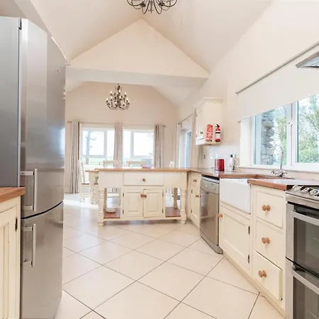 12 Dingle Manor, Stunning 3-bed House Emlagh East
