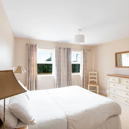 12 Dingle Manor, Stunning 3-bed House * Emlagh East