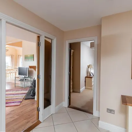 Holiday home 12 Dingle Manor, Stunning 3-bed House Emlagh East